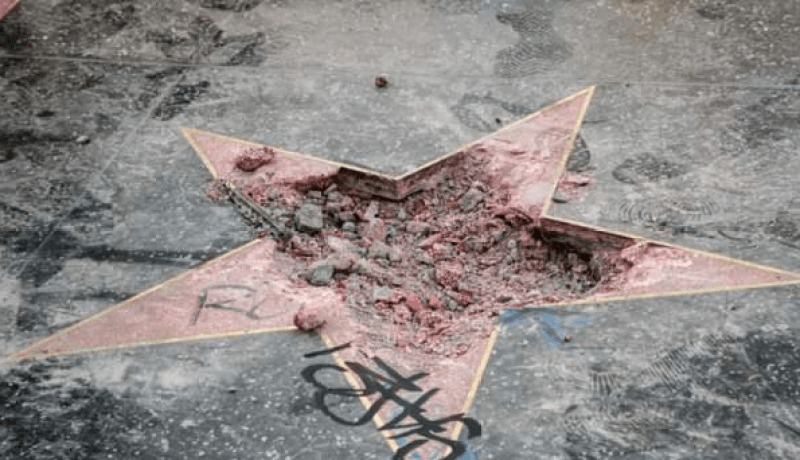 تدمير نجمة ترامب في ممر المشاهير بهوليوود