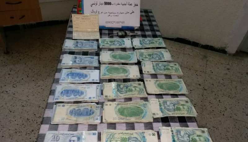 بالصور.. حجز 9 آلاف دينار تونسي بمركز أم الطبول