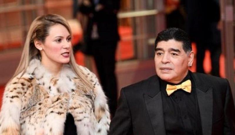مارادونا يتعرض لموقف محرج بسبب صديقته الشابة