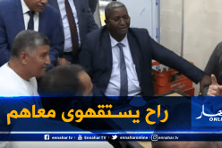 وزير السياحة يفاجئ المواطنين في إحدى مقاهي غرداية