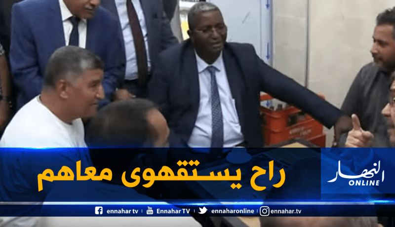 وزير السياحة يفاجئ المواطنين في إحدى مقاهي غرداية
