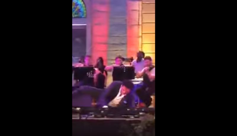 بالفيديو.. سقوط راغب علامة في حفل غنائي بلبنان