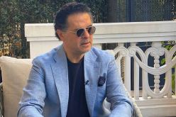 بالفيديو.. راغب علامة يبتكر طريقة جديدة للمصافحة خوفاً من كورونا