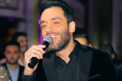 مطرب مصري يعلن إصابته بالبهاق ويسأل جمهوره: تقبلوني بيه ولا أعتزل!