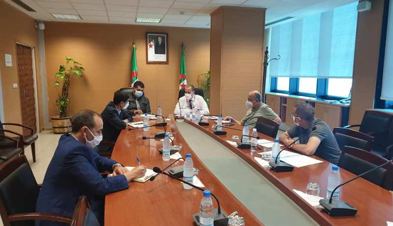 رزيق يعقد اجتماعا مع الاطارات المركزية للوزارة