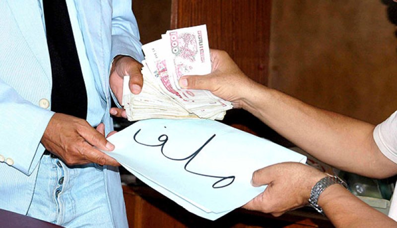 الشرطة توقف موظفا متلبسا بالرشوة في ميلة