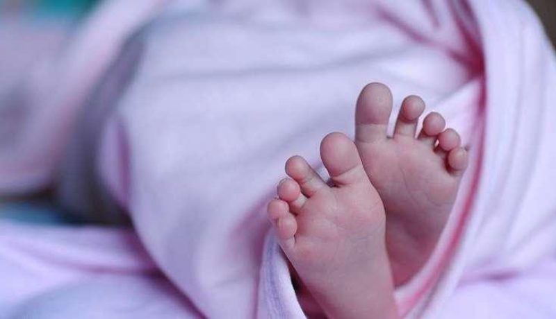 رضيعة تتعرض لحادث مروع في المستشفى