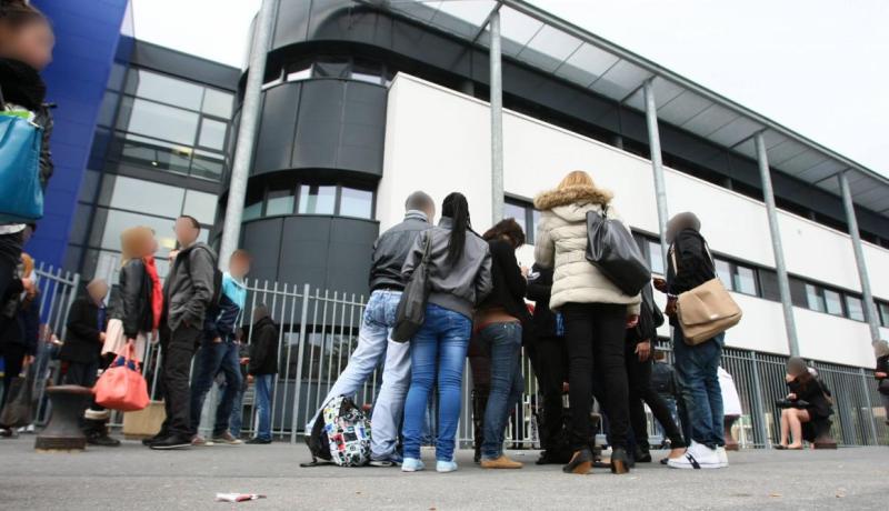 فرنسا: طالب ثانوي يهدد معلمه بالقتل