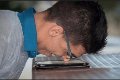 “عشريني “يتحدّى المُستحيل وينشر رواية كتبها بأنفه