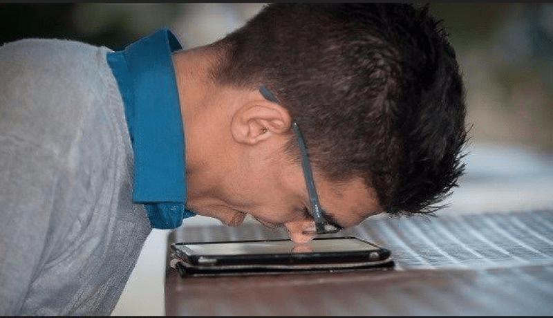 “عشريني “يتحدّى المُستحيل وينشر رواية كتبها بأنفه