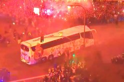 بالصور.. هكذا إستقبل أنصار الملكي حافلة الفريق قبل لقاء البياسجي