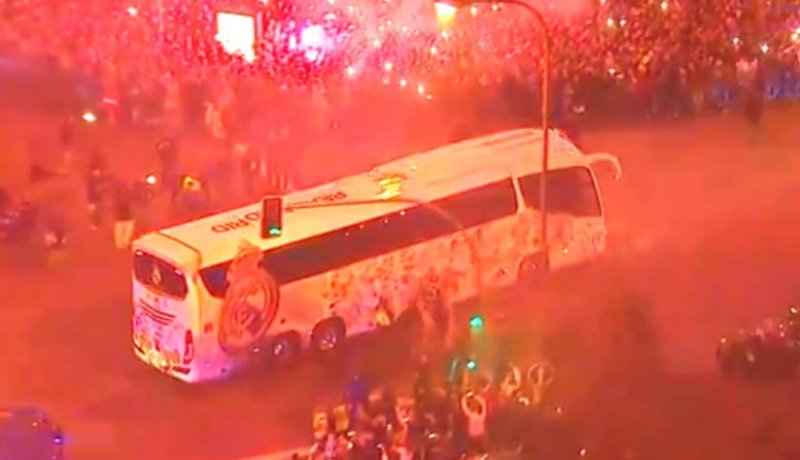 بالصور.. هكذا إستقبل أنصار الملكي حافلة الفريق قبل لقاء البياسجي