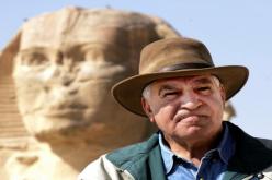 ميهوبي يهدى درع الجزائر لعالم الآثار المصري زاهى حواس