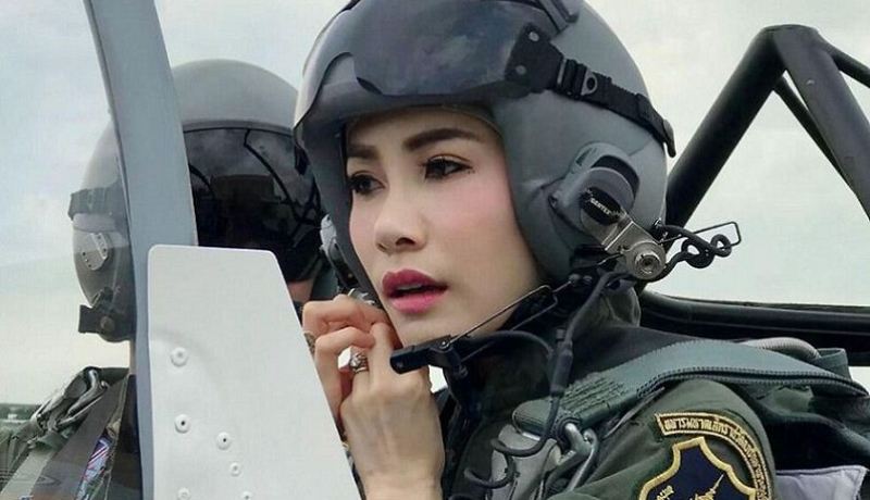 ملك تايلاند يجرد زوجته الجديدة من الألقاب الملكية لهذا السبب!