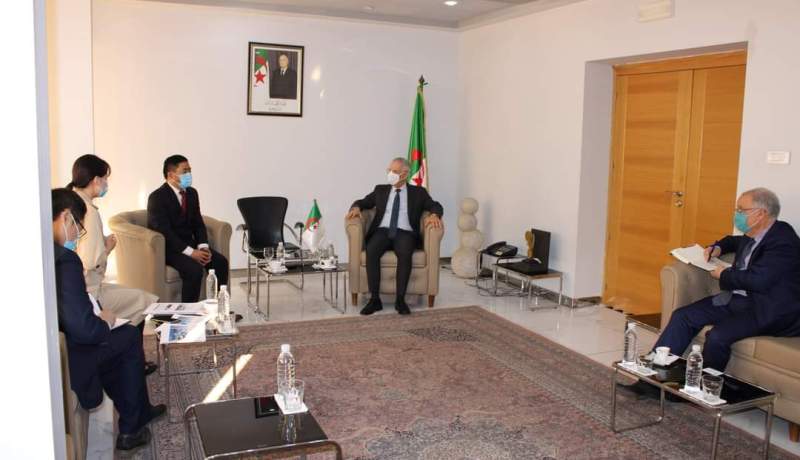 وزير الصناعة يدرس فرص الاستثمار مع الممثل الرئيسي لشركة “باور تشاينا” بالجزائر