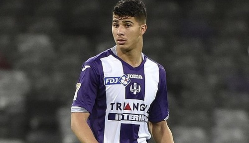 جماهير تولوز تطالب بطرد زين الدين مشاش من الفريق