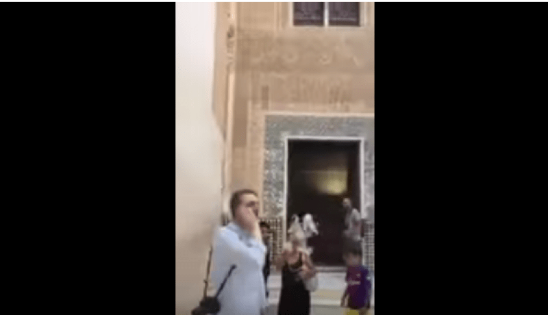 بالفيديو.. سائح أمريكي يؤذّن في قصر الحمراء في إسبانيا