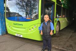 أقصر سائق في العالم .. يقود حافلة من طابقين في بريطانيا