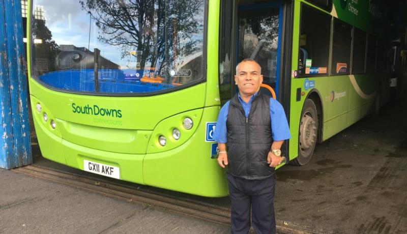 أقصر سائق في العالم .. يقود حافلة من طابقين في بريطانيا