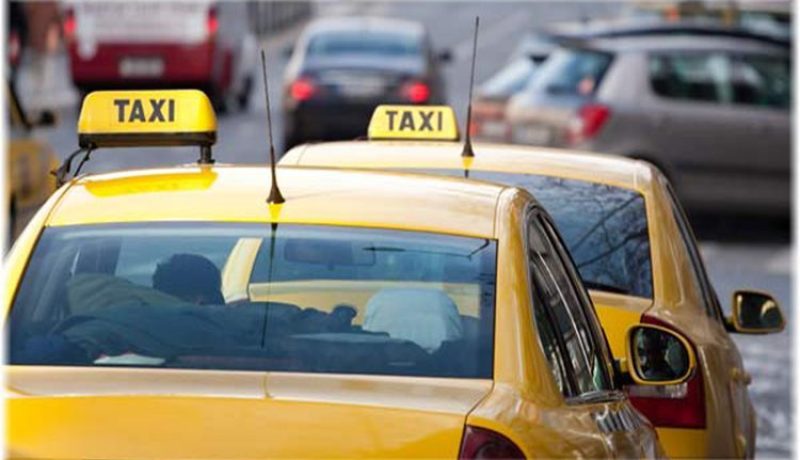 سائقوالأجرة بعين تيموشنت يحتجون مطالبين برفع التّسعيرة