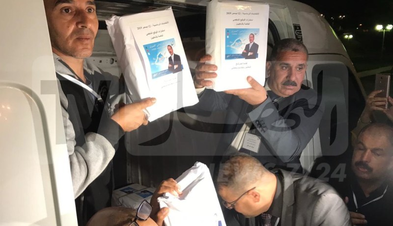 بالصور.. ساحلي يودع ملف ترشحه رسميا امام السلطة المستقلة للإنتخابات
