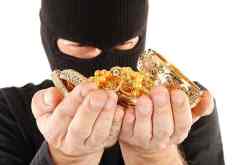 عصابة تسطو على مجوهرات بقيمة 500 مليون من منزل إطار في الجمارك