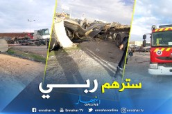 بالصور.. إنقلاب شاحنة نقل مواد البناء في سطيف
