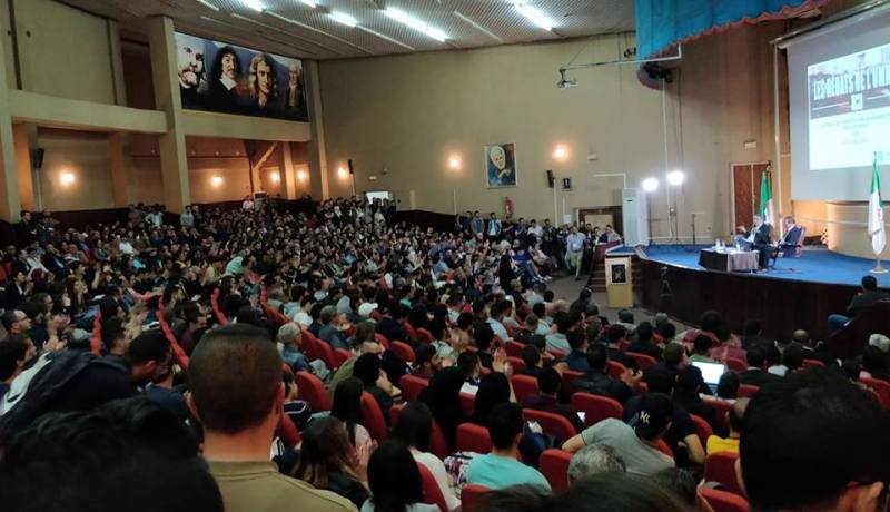 سعيد سعدي يدعو من تيزي وزو إلى نظام دستوري جديد