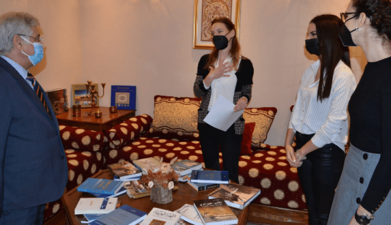 سفارة الجزائر ببلغراد تهدي مجموعة من كتب الأدب والتاريخ الجزائري للمركز الثقافي العربي