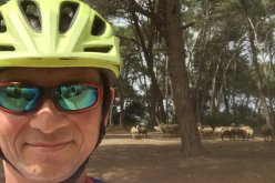 سفير بريطانيا بالجزائر يستمتع بممارسة الرياضة في غابة بوشاوي