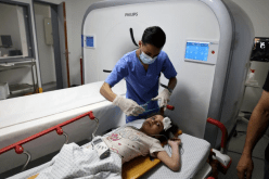 قصة مُؤلمة لطفلة فلسطينية.. إنتشلوها من تحت الأنقاض وإستشهاد أمها وإخوتها الأربعة