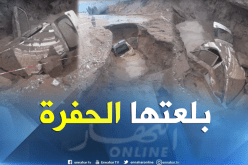بالصور.. حفرة عملاقة تبتلع سيارة في سكيكدة