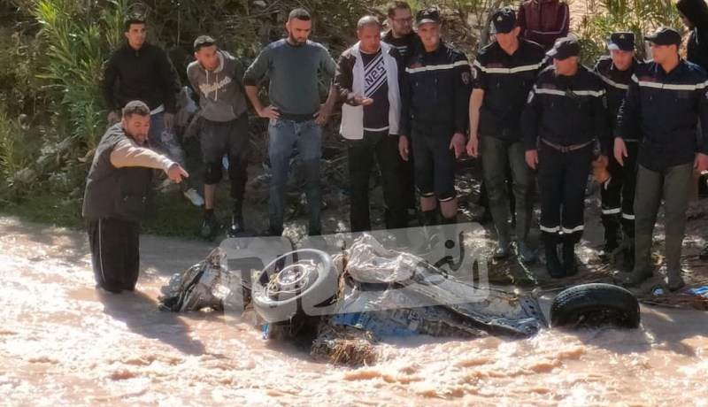 بالصور.. العثور على سيارة أخرى عالقة في واد بوسعادة