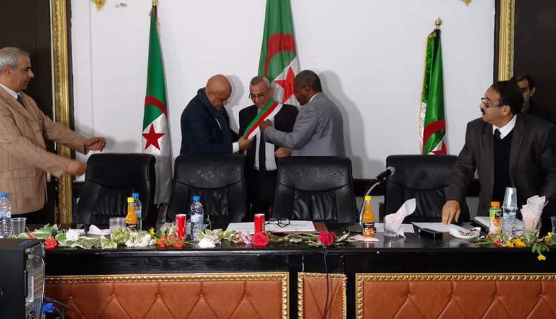 بالصور.. تنصيب المير الجديد لبلدية سيدي بلعباس
