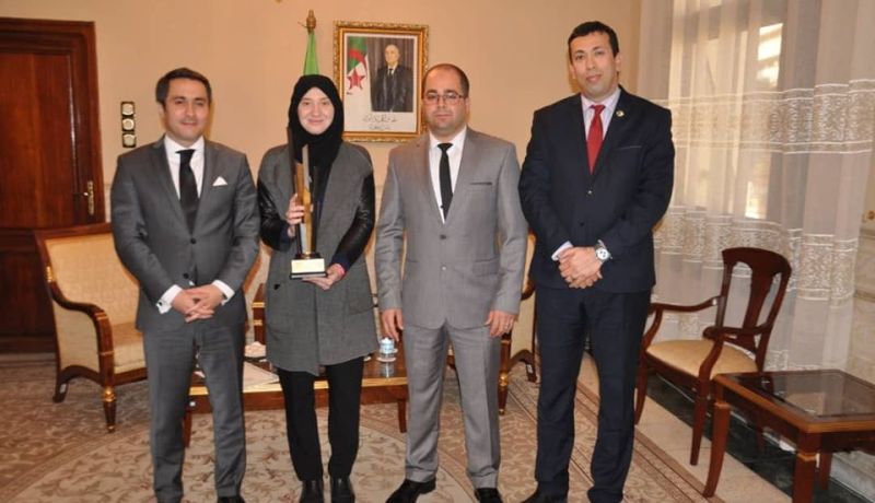 وزيرا البريد و الشباب يكرمان المخترعة سيليا خشني