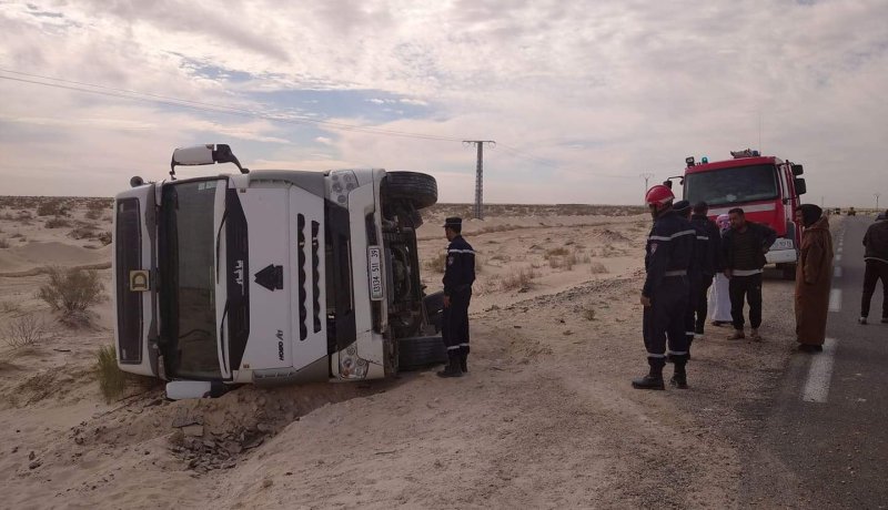 بالصور.. جريحان في انقلاب شاحنة بالوادي