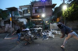 شاهد.. مستوطنون يعتدون على موائد الإفطار في “الشيخ جراح” بالقدس