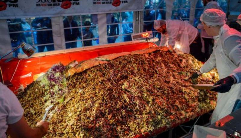  ألمانيا تدخل موسوعة “غينيس” بأضخم “شاورما”