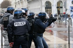 الشرطة الفرنسية تطلق النار على رجل بالقرب من باريس