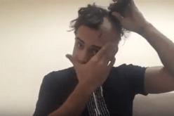 بالفيديو… فنان مصري يحلق شعره بسبب مريض بالسرطان