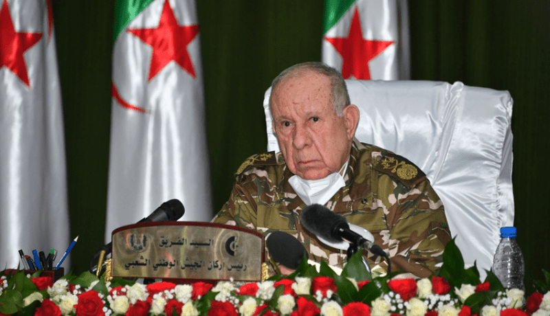 الفريق السعيد شنڨريحة يعزي عائلة المرحوم المجاهد السعيد بوحجة