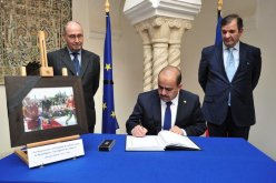 شنين يوقع على سجل التعازي إثر وفاة الرئيس الفرنسي الأسبق جاك شيراك