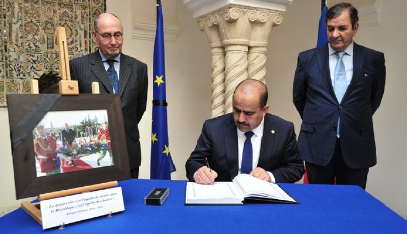 شنين يوقع على سجل التعازي إثر وفاة الرئيس الفرنسي الأسبق جاك شيراك