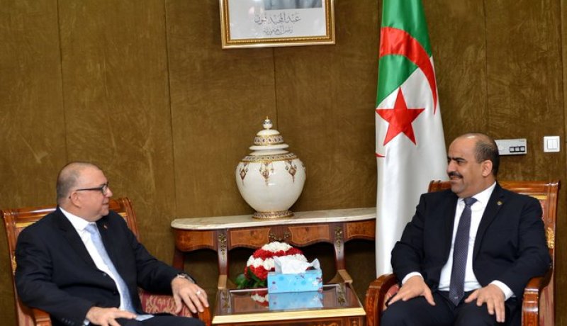 شنين يجري محادثات مع سفير كوبا بالجزائر