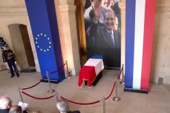 بالصور.. الفرنسيون يلقون نظرة الوداع على جاك شيراك