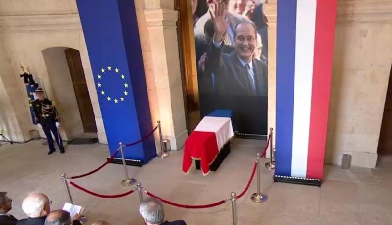 بالصور.. الفرنسيون يلقون نظرة الوداع على جاك شيراك