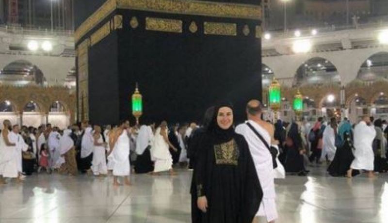 شيري عادل تؤدّي مناسك العمرة