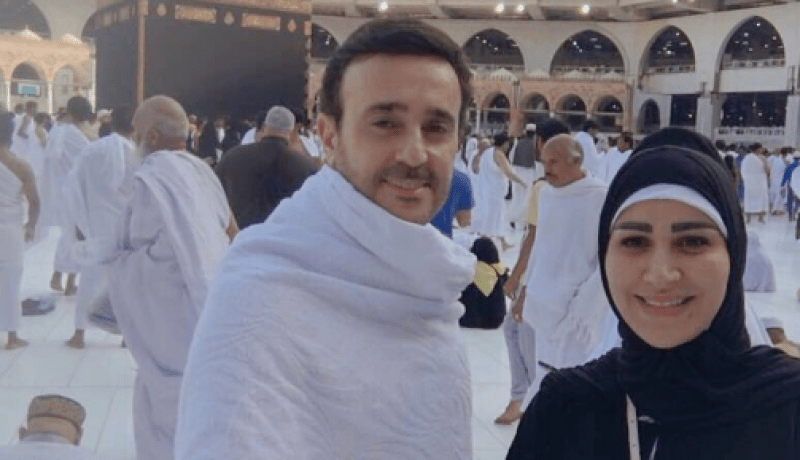 الفنان صابر الرباعي وزوجته يؤدّيان مناسك العمرة