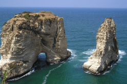 فيديو صادم.. شاب يقفز من أعلى صخرة الروشة ببيروت ليصطدم بقارب!