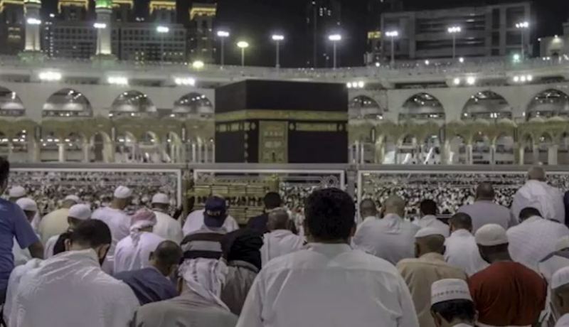 السعودية تسمح بإقامة صلاة التراويح بالحرمين الشريفين